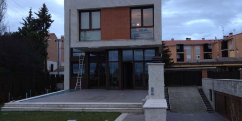 Fachada de chalet en obra nueva finalizada