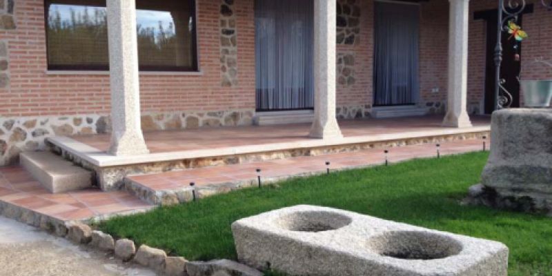 Acceso al porche de nuevo chalet realizado