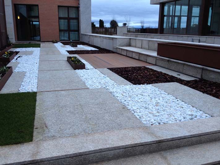 Patio de chalet nuevo con decoración en jardinería. proyectos de pequeñas reformas en Salamanca