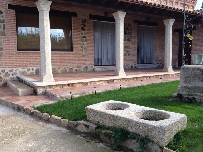 Acceso al porche de nuevo chalet realizado. grandes y pequeñas reformas en Salamanca