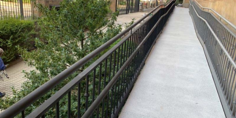 Rampa para accesibilidad en edificio civil